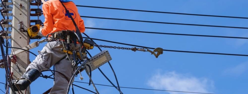 What Should Linemen Do When Safety Equipment Fails During Work?